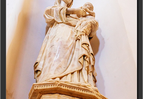 Statua della madonna con il bambino